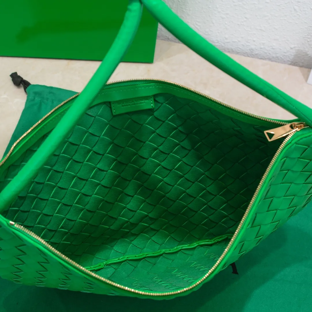 Batch 1260 BV has released a new product. TURN # Recommended new popular style is still the classic woven logo that we can recognize at a glance. It is really a unique style that is familiar and unfamiliar! Made of sheepskin woven with beautiful gold beads on the shoulder straps for free adjustment. When in use, you can switch between the shoulder and handle bag at will. It has a concave and convex shape anytime and anywhere. It is a practical king with a unique personality. With the right color combination, it can be sweet or salty. It is full of style. Summer catwalk style is beautiful. Pull it out quickly. Size: 40*3*24, model: 6699-3#